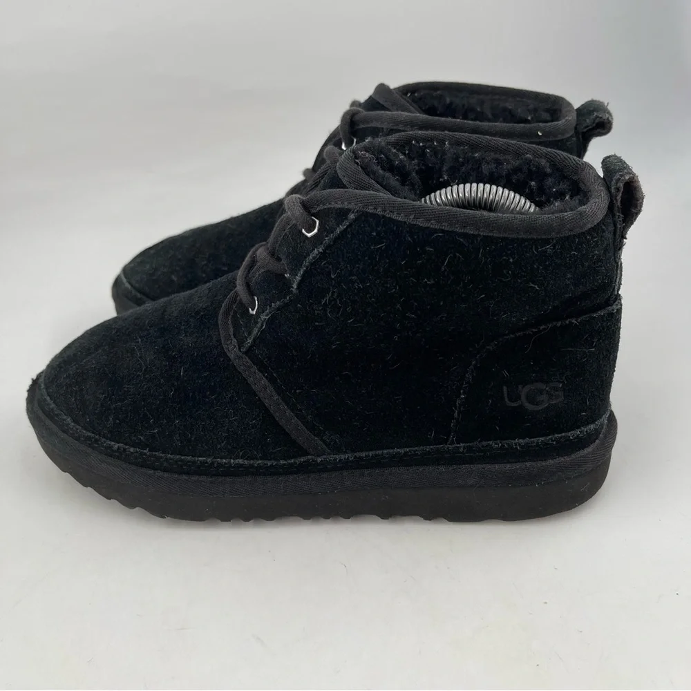 Ugg Unisex Kids Neumel II- SZ 6 -Black Suede‎ Lace-Up Sherpa Lined Chukka Boot